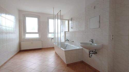 Blick ins Tageslichtbad - 2 Zimmer Etagenwohnung in Riesa