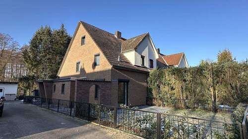 Hausansicht mit Terrasse vorn - 4 Zimmer Reihenendhaus zum Kaufen in Höfer