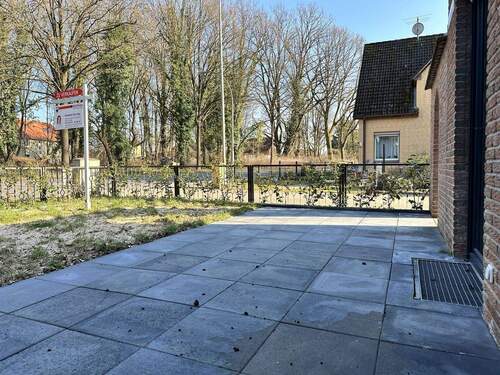 Rückansicht mit Autostellflächen - 4 Zimmer Reihenendhaus in Höfer