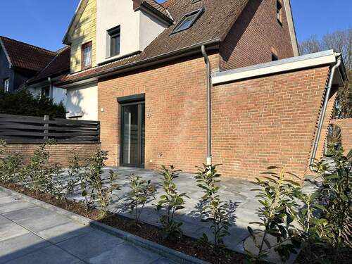  Seitliche Ansicht mit Verbindungsweg ums Haus - Reihenendhaus mit 95,00 m&sup2; in Höfer zum Kaufen