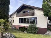 Süden - Großzügiges Wohnhaus mit Bungalow-Charakter, Garten-Idylle und großer Garage