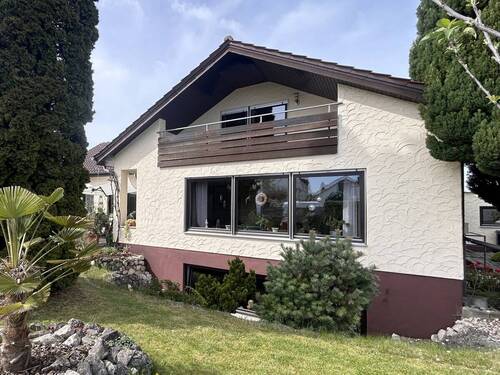 Süden - Großzügiges Wohnhaus mit Bungalow-Charakter, Garten-Idylle und großer Garage