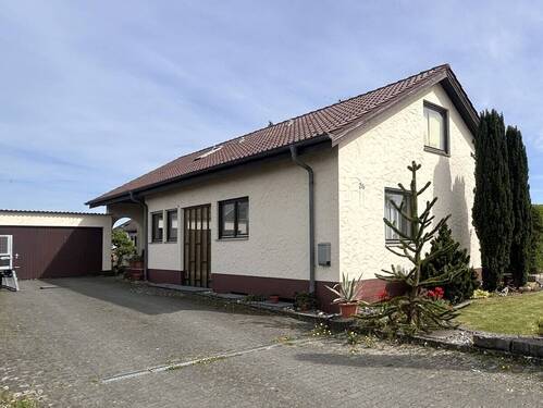 Zufahrt - Einfamilienhaus mit 195,00 m&sup2; in Bernstadt zum Kaufen