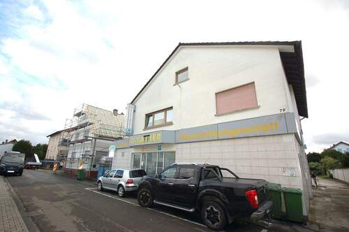Straßenseite - Mehrfamilienhaus mit Ladengeschäft in ruhiger und beliebter Lage