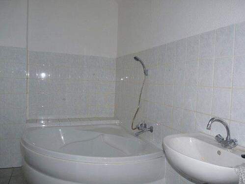 Blick ins Bad - Etagenwohnung mit 76,00 m&sup2; in Riesa zur Miete