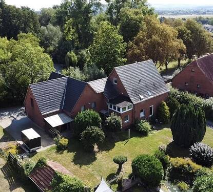 Objektansicht - Gepflegtes Zweifamilienhaus mit Gartenidylle, Teich, und Wohnkomfort für die Familie