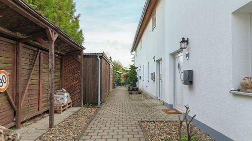 Zuweg zum Hauseingang und Schuppen - 4 Zimmer Reihenmittelhaus zur Miete in Ingolstadt