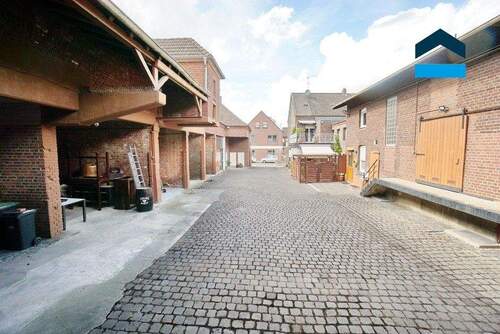 Innenhof mit Stellplätzen - Einfamilienhaus mit 195,00 m&sup2; in Kerken zum Kaufen