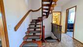 Flur mit Treppe - 