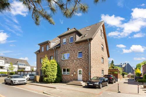 Hausfront mit Parkplätzen - 1 Zimmer Mehrfamilienhaus, Wohnhaus zum Kaufen in Neuss