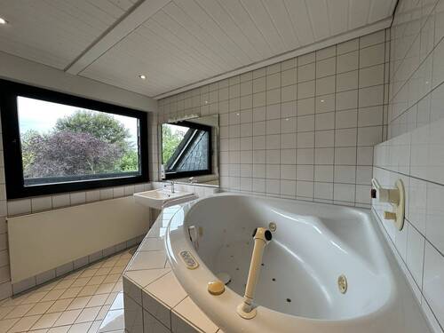 OG Blick aus dem Whirlpool in den Garten - 