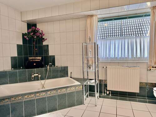 Vollbad im Obergeschoss - 