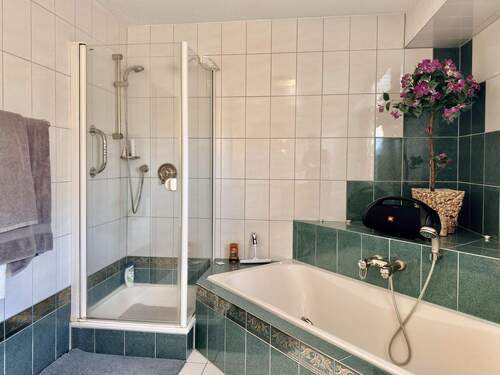 Vollbad im Obergeschoss - 