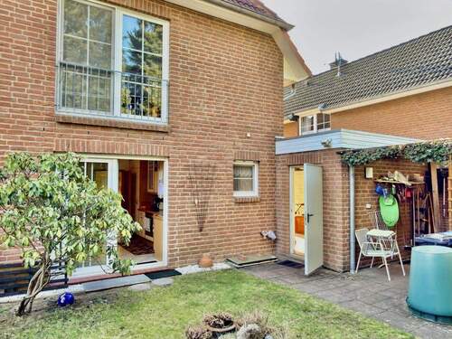 Rückseite des Hauses und Tür zur Garage - 