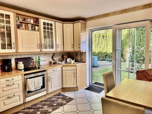 Küche mit Essecke und Ausgang zur Rückseite des Hauses - 