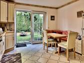 Küche mit Essecke und Ausgang zur Rückseite des Hauses - 