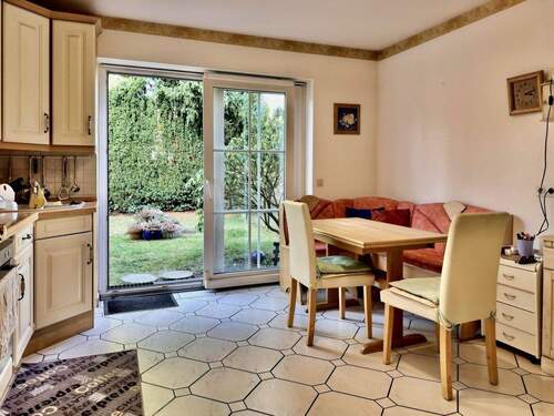 Küche mit Essecke und Ausgang zur Rückseite des Hauses - 