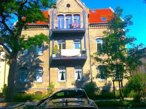 Außenansicht vorne - Bezugsfreie 3-Zimmer-EG-Wohnung (133 m²) mit Einbauküche im modernisierten Gründerzeithaus 