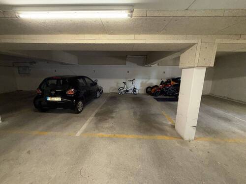 Tiefgaragenstellplatz (in der Mitte) - 