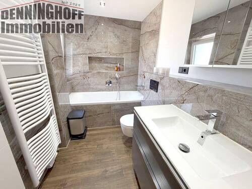 Tageslichtbad mit Badewanne - 