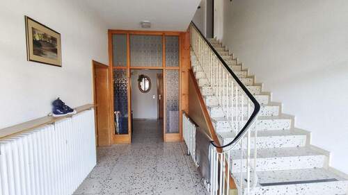 Treppenhaus EG - 1 Zimmer Mehrfamilienhaus, Wohnhaus in Freirachdorf