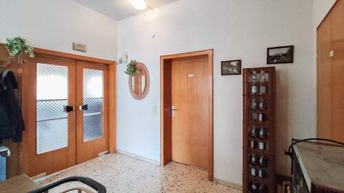 Flur EG - Mehrfamilienhaus, Wohnhaus mit 380,00 m&sup2; in Freirachdorf zum Kaufen