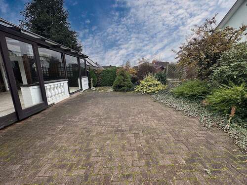 Terrasse - Einfamilienhaus mit 262,20 m&sup2; in Steinheim zum Kaufen