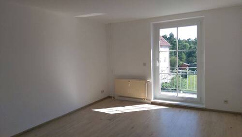 Wohnzimmer mit Balkon - 