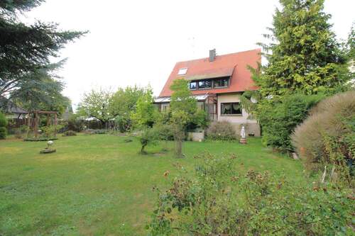 Außenansicht - Einfamilienhaus mit großem Grundstück in Nürnberg-Fischbach !