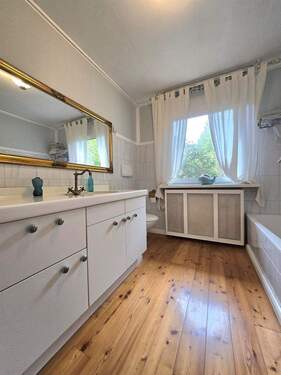 Badezimmer mit Fenster - 