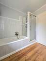 Badezimmer mit Wanne und Dusche - 