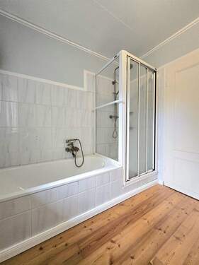 Badezimmer mit Wanne und Dusche - 