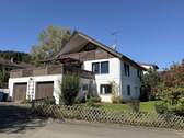 Hausansicht mit Garagen - 