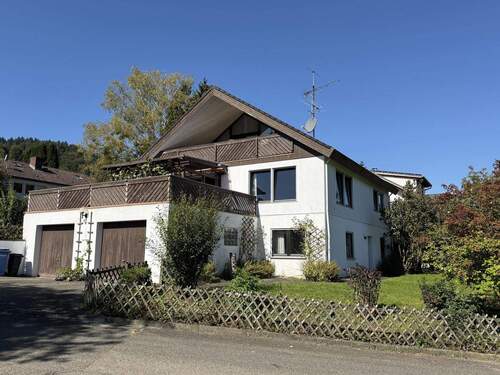 Hausansicht mit Garagen - 