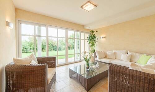 Relaxbereich mit Zugang in den Garten.jpg - 