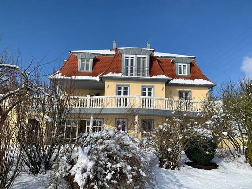 Hausansicht mit Schnee - 