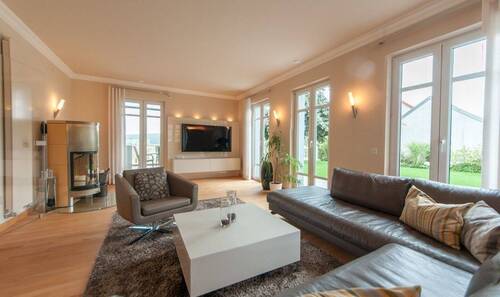 Wohnzimmer mit Kamin.jpg - 1 Zimmer Mehrfamilienhaus, Wohnhaus in Wassertrüdingen