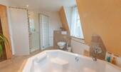 Hauptbad_mit_Wanne_und_Dusche.jpg - 