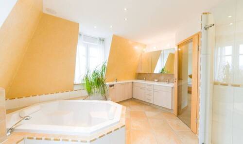 Hauptbad mit Einbaumöbeln.jpg - 