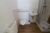 Bad mit Dusche - 