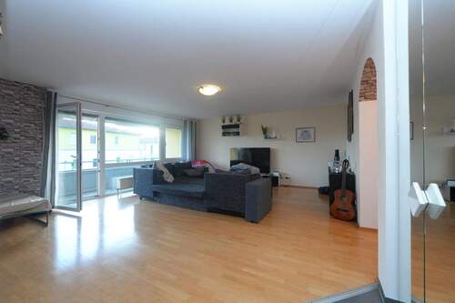 Wohnzimmer - 3,5 Zi WHG - 6 Zimmer Etagenwohnung zum Kaufen in Neumarkt