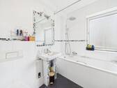Badezimmer mit Wanne (OG.) - 