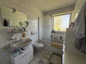 Tageslichtbad mit Badewanne - 