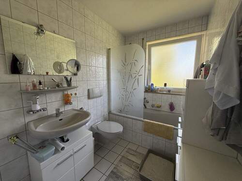 Tageslichtbad mit Badewanne - 