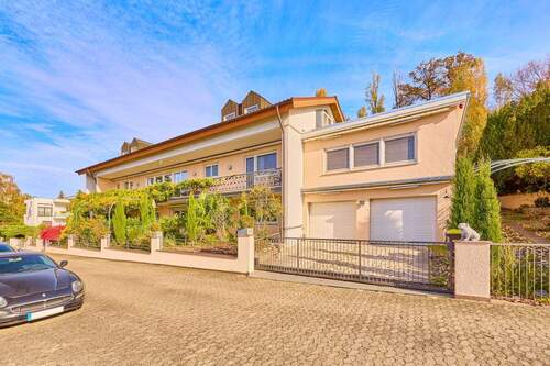 Vorderansicht mit Garagen und Stellplätzen - 