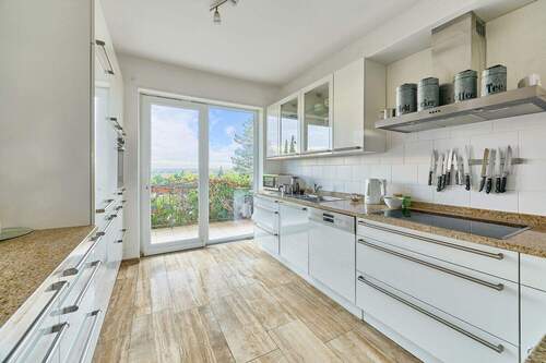 Moderne Einbauküche im Obergeschoss - 