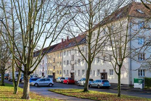 Gebäudeansicht - KOMPAKTE STADTWOHNUNG Vermietete 2-Raum-Wohnung mit Balkon in ruhiger Wohnlage