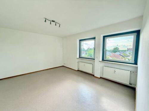 Freundlicher Schlafbereich vor Renovierung - 