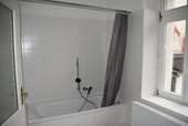 Bad mit Wanne und Fenster - 