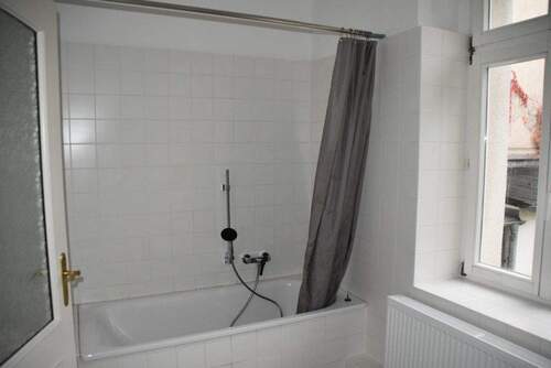 Bad mit Wanne und Fenster - 